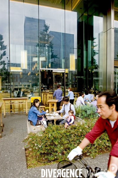 Tokyo. Famille avec un enfant en bas age a la terrasse d un cafe dans le quartier de Midtown