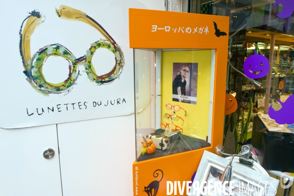 Tokyo.Un opticien affiche une publicite pour les lunettes du Jura.