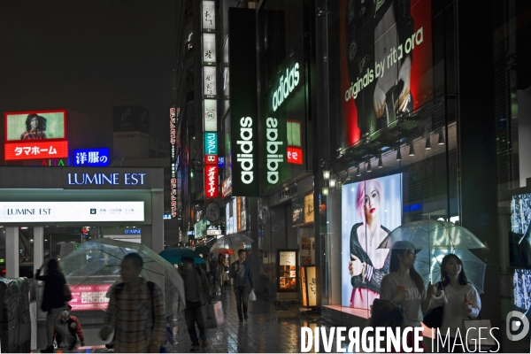 Tokyo.Ambiance nocturne dans le quartier d  Ikebukuro