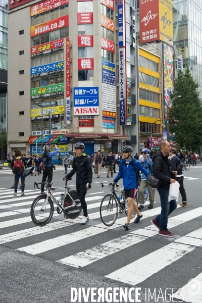 Tokyo.Dans le quartier Akihabara. Pietonnisation de l avenue principale .Meme les cyclistes sont interdits et doivent mettre pied a terre.