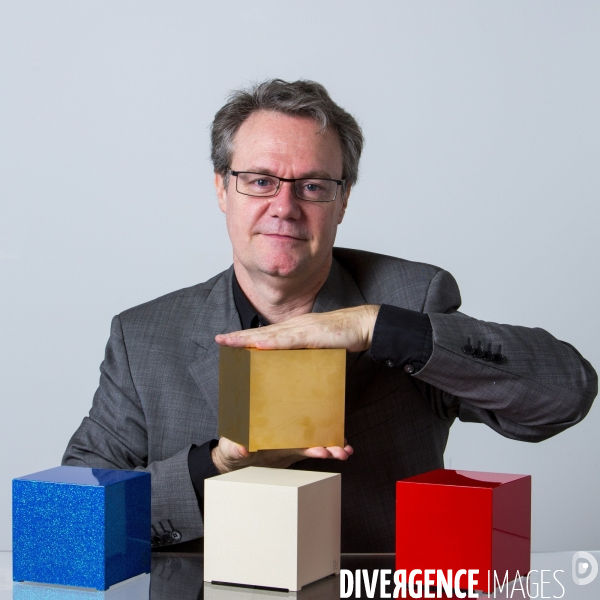 Jean-Christophe Agobert co-fondateur de  Kubb présente   Kubb   un ordinateur made in France ( fabriqué à Toulouse) à la forme d un cube parfait de 12cm.