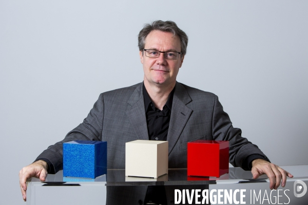 Jean-Christophe Agobert co-fondateur de  Kubb présente   Kubb   un ordinateur made in France ( fabriqué à Toulouse) à la forme d un cube parfait de 12cm.