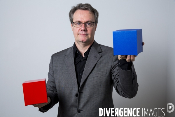 Jean-Christophe Agobert co-fondateur de  Kubb présente   Kubb   un ordinateur made in France ( fabriqué à Toulouse) à la forme d un cube parfait de 12cm.