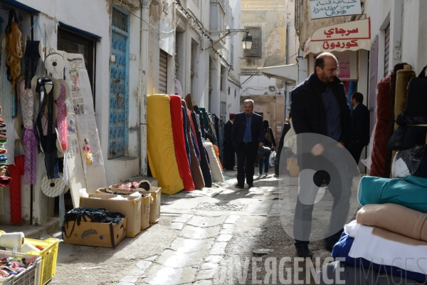 La Médina de Sfax : Petite rue, commerces, tissus