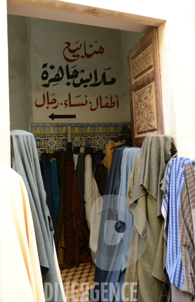 La Médina de Sfax : Petite rue, commerce, tissus