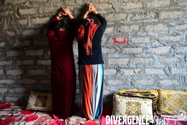 Yazidi women prisoner by Islamic State (ISIS) fighters in Iraq. Yazidi femmes prisonnier par combattants État islamique (EI) en Irak.