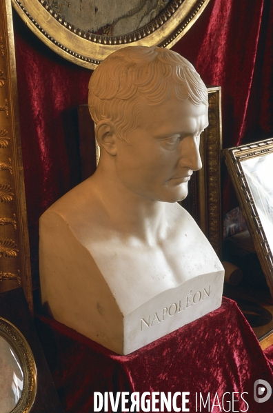 Napoleomania, une collection d objet du premier Empire presents par Pierre-Jean Chalençon expert et passione de Napoleon 1er