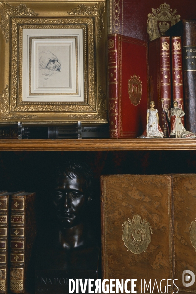 Napoleomania, une collection d objet du premier Empire presents par Pierre-Jean Chalençon expert et passione de Napoleon 1er