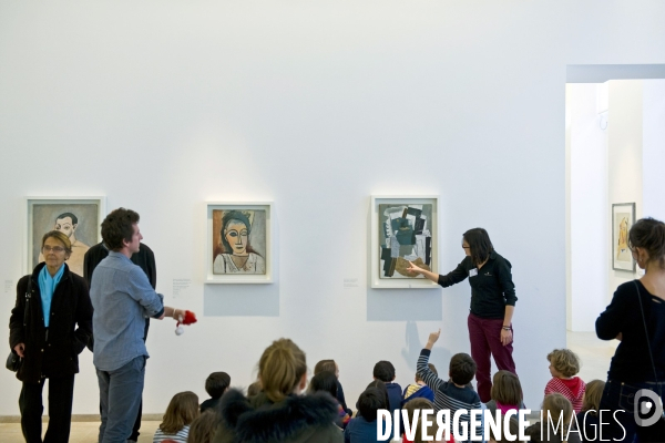 Illustration Décembre 2014. Un groupe de scolaires  au musee Picasso ecoute les explications d une mediatrice cuturelle