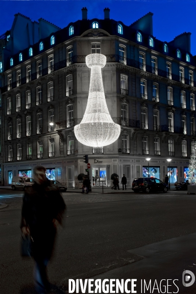 Illustration Décembre 2014.Gigantesque lustre installee pour les fetes sur la facade du magasin Dior de l avenue Montaigne dans le triangle d or