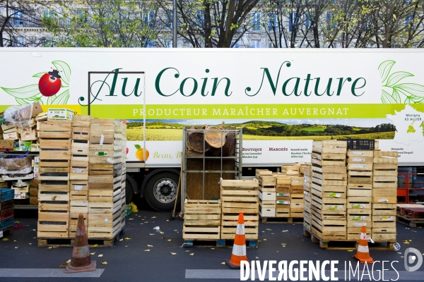 Illustration Décembre 2014.Un camion d un producteur maraicher bio auvergnat au marche biologique du boulevard des Batignolles