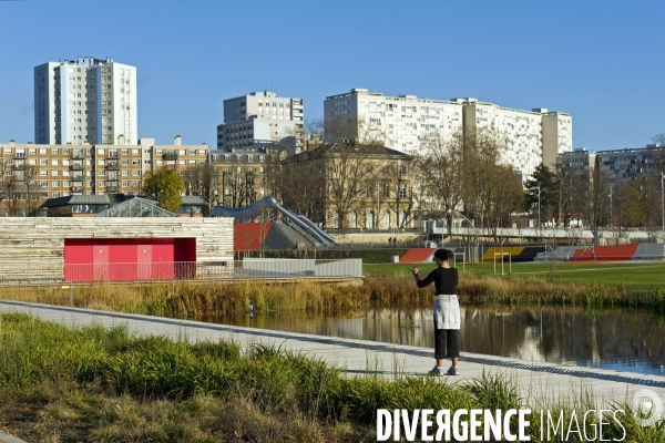 Illustration Décembre 2014. Au grand parc des docks de Saint Ouen, une joggeuse fait des exercises d assouplissement