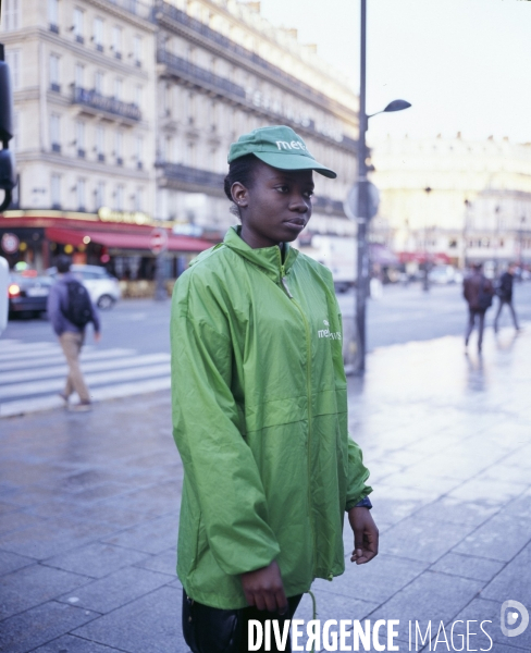 Gare du Nord, jeune femme colporteuse du quotidien Métro