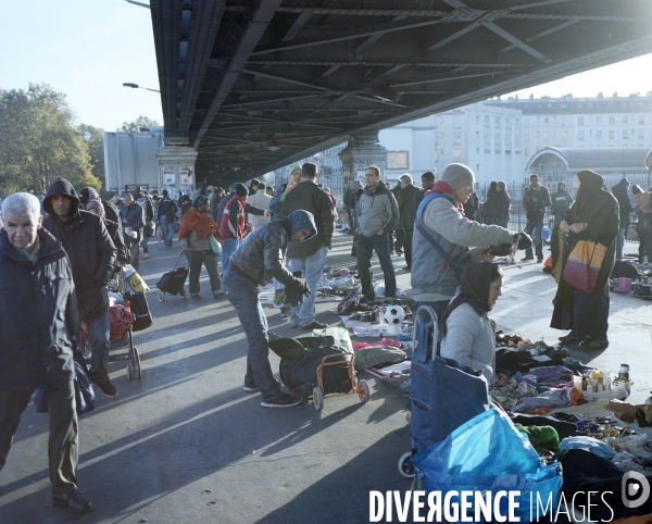 Au métro  La Chapelle au nord de Paris, rmarché aux puces informel