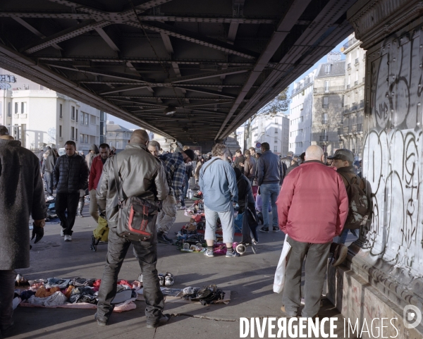 Au métro  La Chapelle au nord de Paris, rmarché aux puces informel