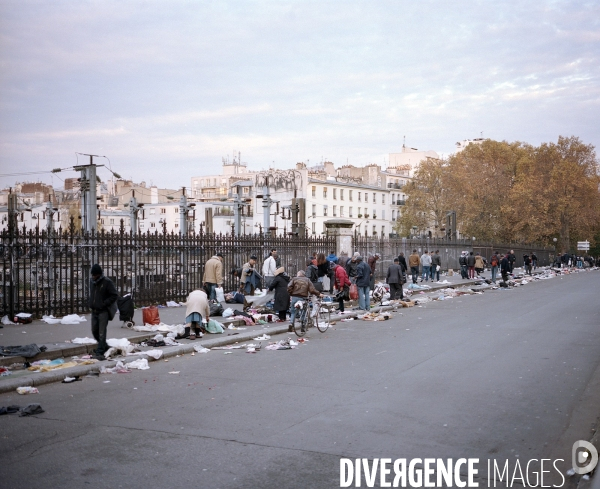 Au métro  La Chapelle au nord de Paris, rmarché aux puces informel.