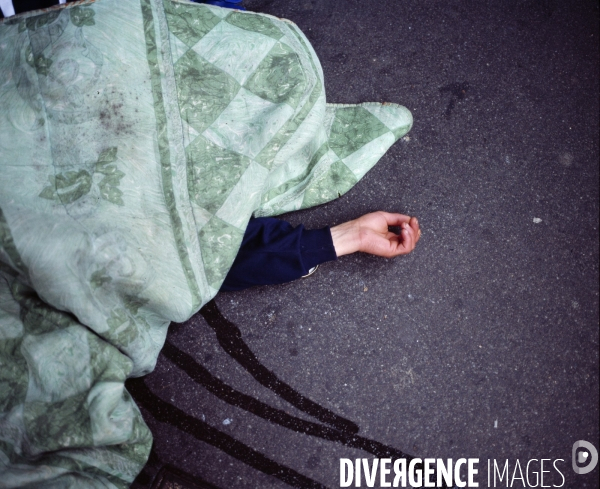 Homme sous une couverture, rue du Faubourg Saint-Martin