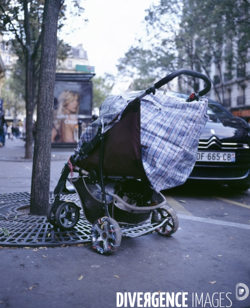 Poussette renforcée et aménagée par un  fouilleur  de poubelle