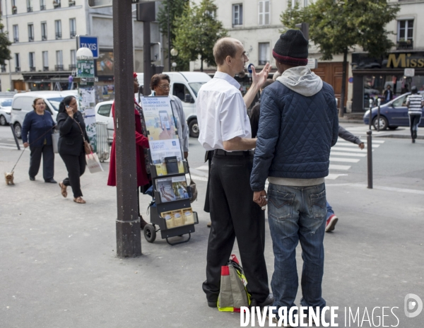 Un groupe de Témoins de Jéhovah, rue Marx Dormoy, Paris nord