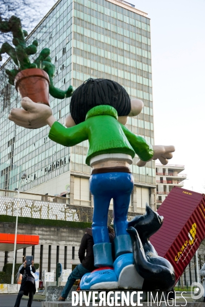 Un jour a Bruxelles.Seance photo avec Ipad  devant la statue de gaston Lagaffe, le heros d une bande dessinee de Franquin