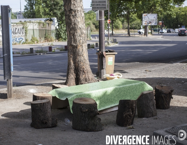 Paris-Nord, table à l entrée d un camp roumain.