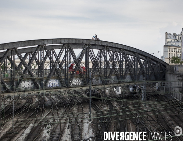 Paris-Nord, jeunes personnes montés sur le pont de l Acqueduc