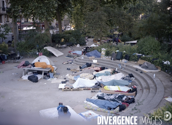 Métro La chapelle, réfugiés africains dormant dans un square