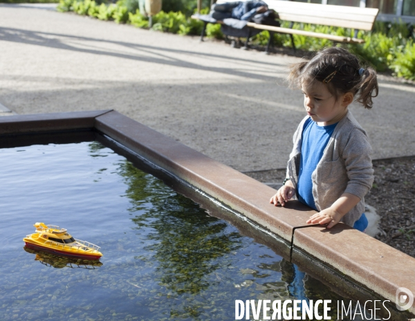 Parc Rosa Park, Paris-Nord. enfant au bassin