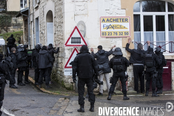 A CORCY, dans l Aisne, des hommes du Raid et du GIPN mènent une traque intensive et systématique des deux suspects de l attentat contre Charlie Hebdo, les frères Chérif et Saïd Kouachi qui ont abandonné leur voiture dans les environs.