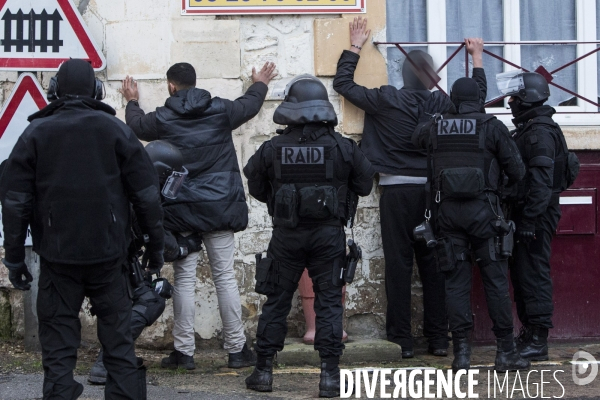 A CORCY, dans l Aisne, des hommes du Raid et du GIPN mènent une traque intensive et systématique des deux suspects de l attentat contre Charlie Hebdo, les frères Chérif et Saïd Kouachi qui ont abandonné leur voiture dans les environs.