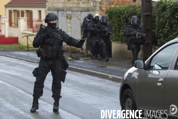A CORCY, dans l Aisne, des hommes du Raid et du GIPN mènent une traque intensive et systématique des deux suspects de l attentat contre Charlie Hebdo, les frères Chérif et Saïd Kouachi qui ont abandonné leur voiture dans les environs.