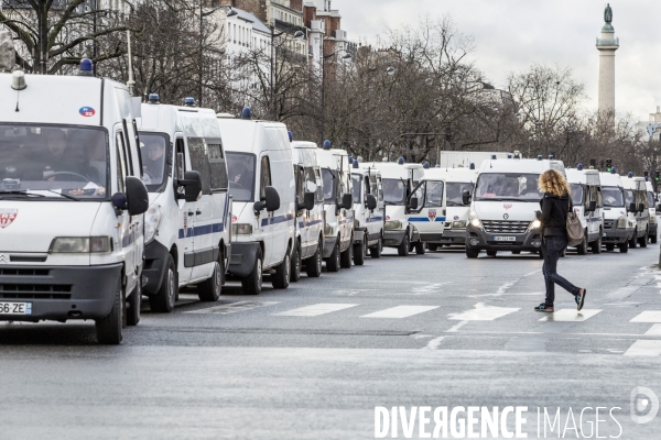 Forces de l ordre pendant la prise d otage de l epicerie casher de la Porte de Vincennes.