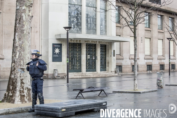 Forces de l ordre pendant la prise d otage de l epicerie casher de la Porte de Vincennes.