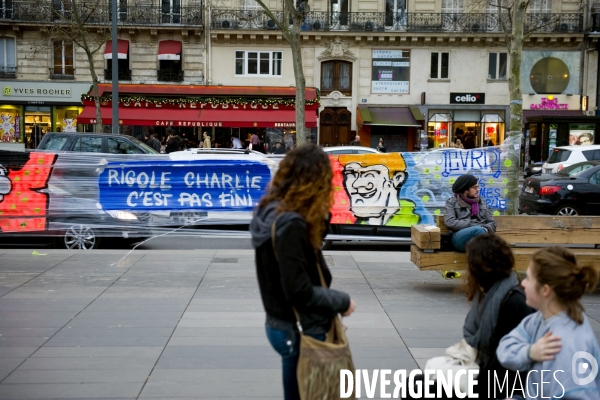 Je suis Charlie.Hommage et recueillement place de la Republique.