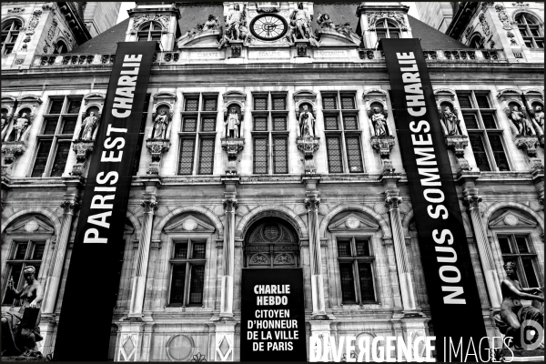 Je suis Charlie.Banderoles en hommage aux morts sur la facade la mairie de Paris. Paris est Charlie.