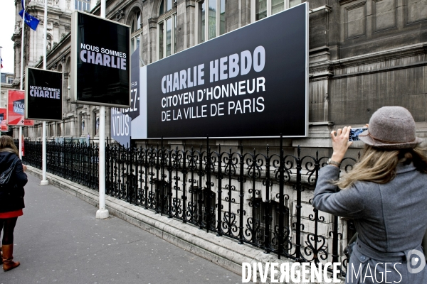 Je suis Charlie.Banderoles en hommage aux morts sur la facade la mairie de Paris. Paris est Charlie.