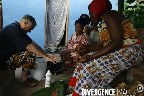 Gabon: ceremonie traditionnelle du rite bwiti par la famille mbeng-ntam