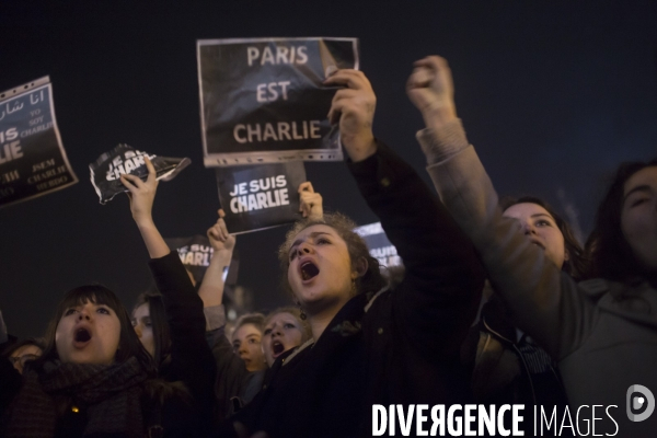 Affaire charlie hebdo. rassemblement sur la place de la republique, en hommage aux victimes de la tuerie dans les locaux de charlie hebdo.