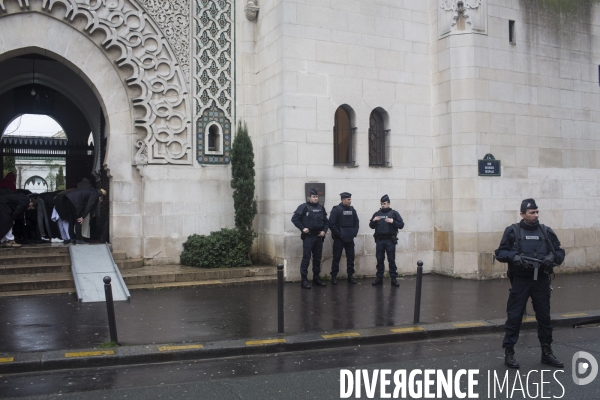 Affaire charlie hebdo. rassemblement sur la place de la republique, en hommage aux victimes de la tuerie dans les locaux de charlie hebdo.