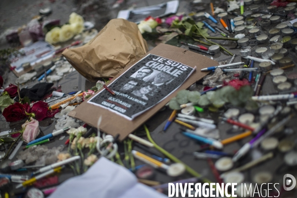 Affaire charlie hebdo. rassemblement sur la place de la republique, en hommage aux victimes de la tuerie dans les locaux de charlie hebdo.