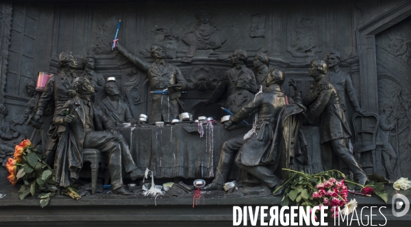 Affaire charlie hebdo. rassemblement sur la place de la republique, en hommage aux victimes de la tuerie dans les locaux de charlie hebdo.