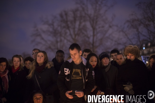 Affaire charlie hebdo. rassemblement sur la place de la republique, en hommage aux victimes de la tuerie dans les locaux de charlie hebdo.