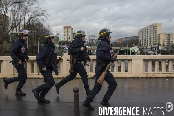 Affaire charlie hebdo. rassemblement sur la place de la republique, en hommage aux victimes de la tuerie dans les locaux de charlie hebdo.