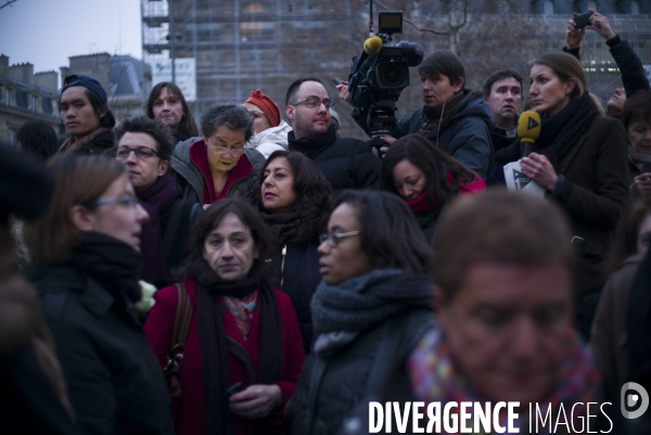 Affaire charlie hebdo. rassemblement sur la place de la republique, en hommage aux victimes de la tuerie dans les locaux de charlie hebdo.