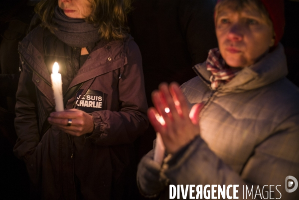 Affaire charlie hebdo. rassemblement sur la place de la republique, en hommage aux victimes de la tuerie dans les locaux de charlie hebdo.