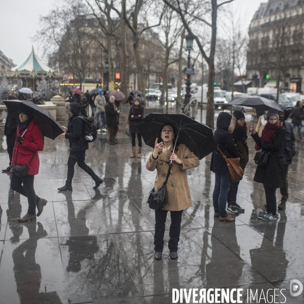 Parisiens et passants s arretant devant la statue marianne de la place de la republique, devenu le symbole contre le terrorisme, suite a l attentat contre charlie hebdo.