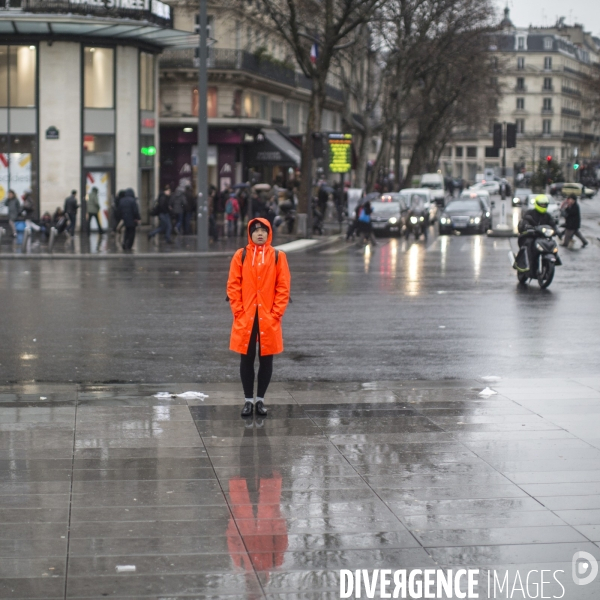 Parisiens et passants s arretant devant la statue marianne de la place de la republique, devenu le symbole contre le terrorisme, suite a l attentat contre charlie hebdo.