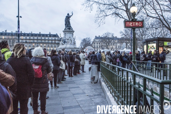 Files d attentes à Paris pour la sortie de Charlie Hebdo