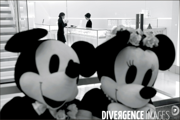 Japon. Noir et blanc.Peluches geantes de Mickey et Mimie  devant une joaillerie  dans une galerie commerciale de Matsutama