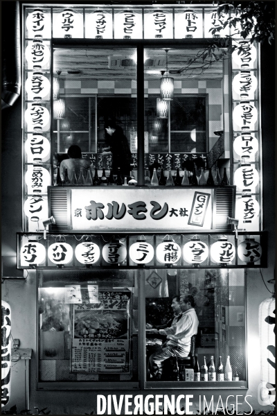 Japon. Restaurant dans le quartier de Ponchoro avec sa devanture éclairée de lanternes allumées.Noir et blanc
